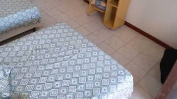 Quarto triplo família | 1 quarto, espaço de trabalho para notebook, Wi-Fi de cortesia