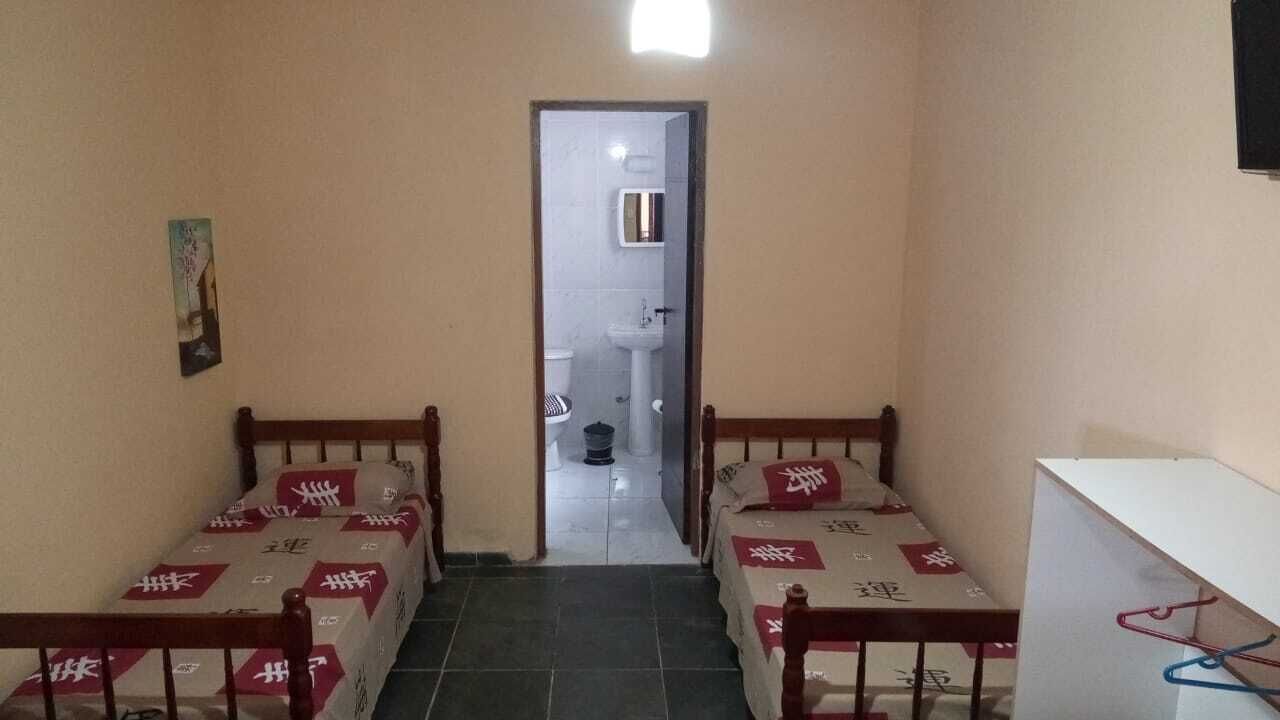 Quarto quádruplo básico | Espaço de trabalho para notebook, Wi-Fi de cortesia