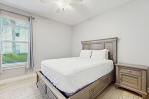 2 bedrooms, iron/ironing board, WiFi, bed sheets - Charming townhouse with Wifi, Shared pool, Washer and Dryer (Santa Rosa Beach)