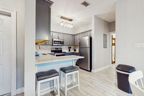 Fridge, microwave, oven, stovetop - Charming townhouse with Wifi, Shared pool, Washer and Dryer (Santa Rosa Beach)