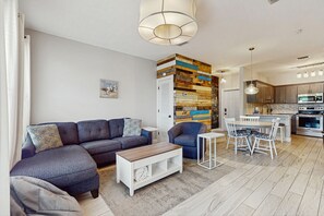 TV, books - Charming townhouse with Wifi, Shared pool, Washer and Dryer (Santa Rosa Beach)