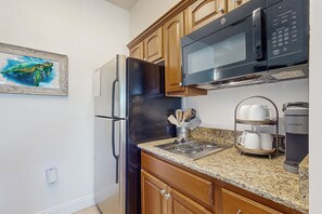 Kühlschrank, Mikrowelle, Herdplatte, Geschirrspüler