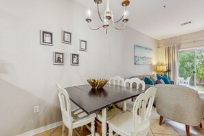 Dining - Gorgeous coastal home with plenty of space and easy beach access (Santa Rosa Beach)