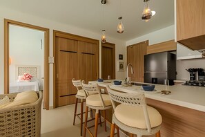 Réfrigérateur, four à micro-ondes, un four, cafetière-théière