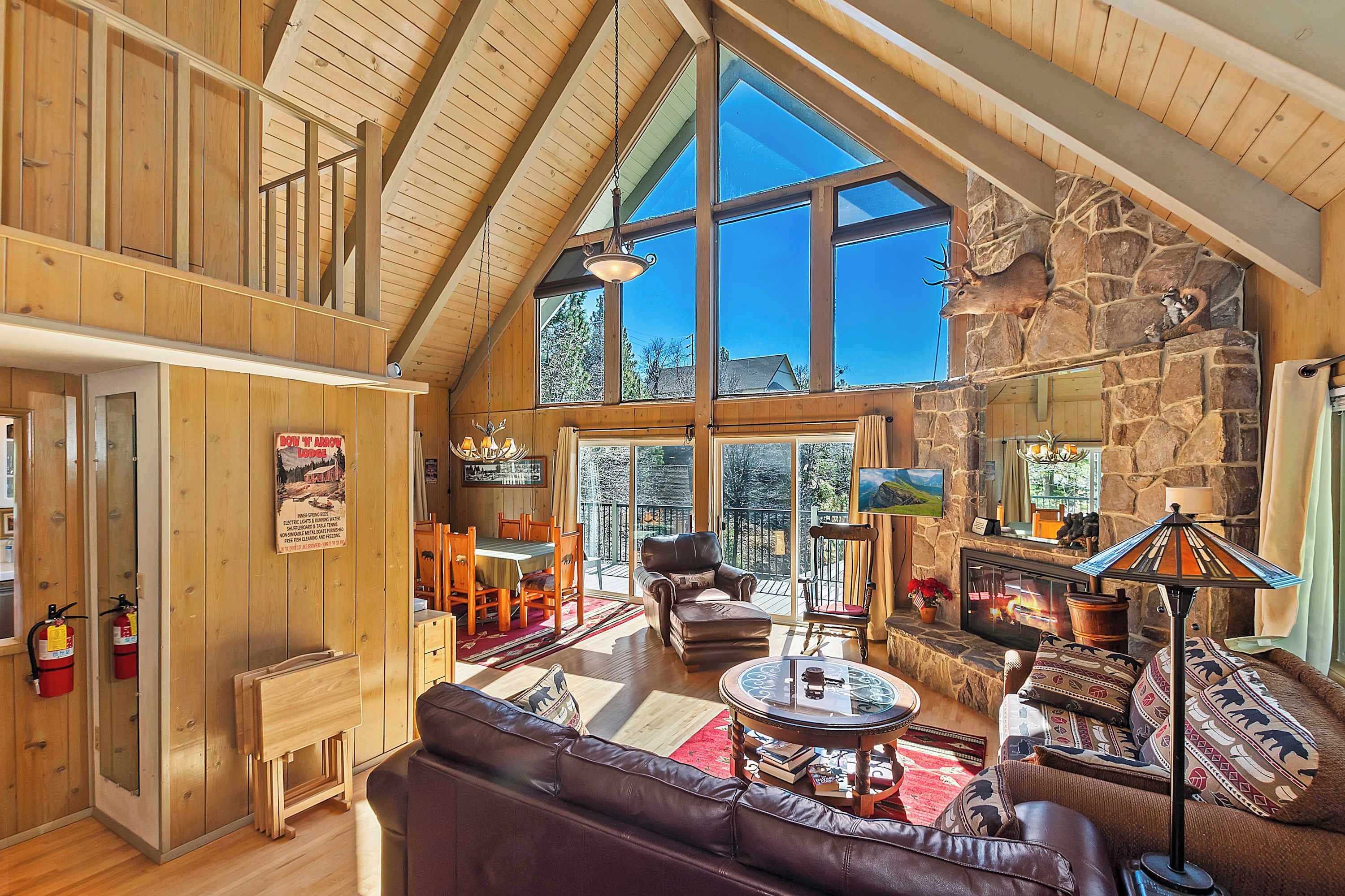 Una televisión, una chimenea