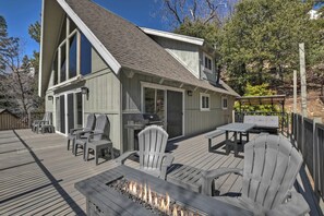 Outdoor dining - Bow N Arrow Lodge - Family Retreat w/Game Room (Lake Arrowhead)