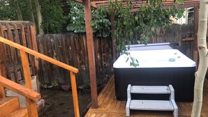 Outdoor spa tub - Villa Dallavalle Inn Room 4 (Silverton)