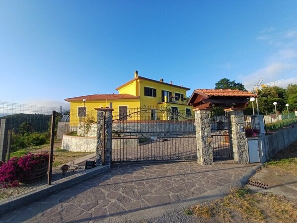 Apartment, 1 Double Bed with Sofa bed, Mountain View | 1 bedroom, laptop workspace, iron/ironing board, free WiFi