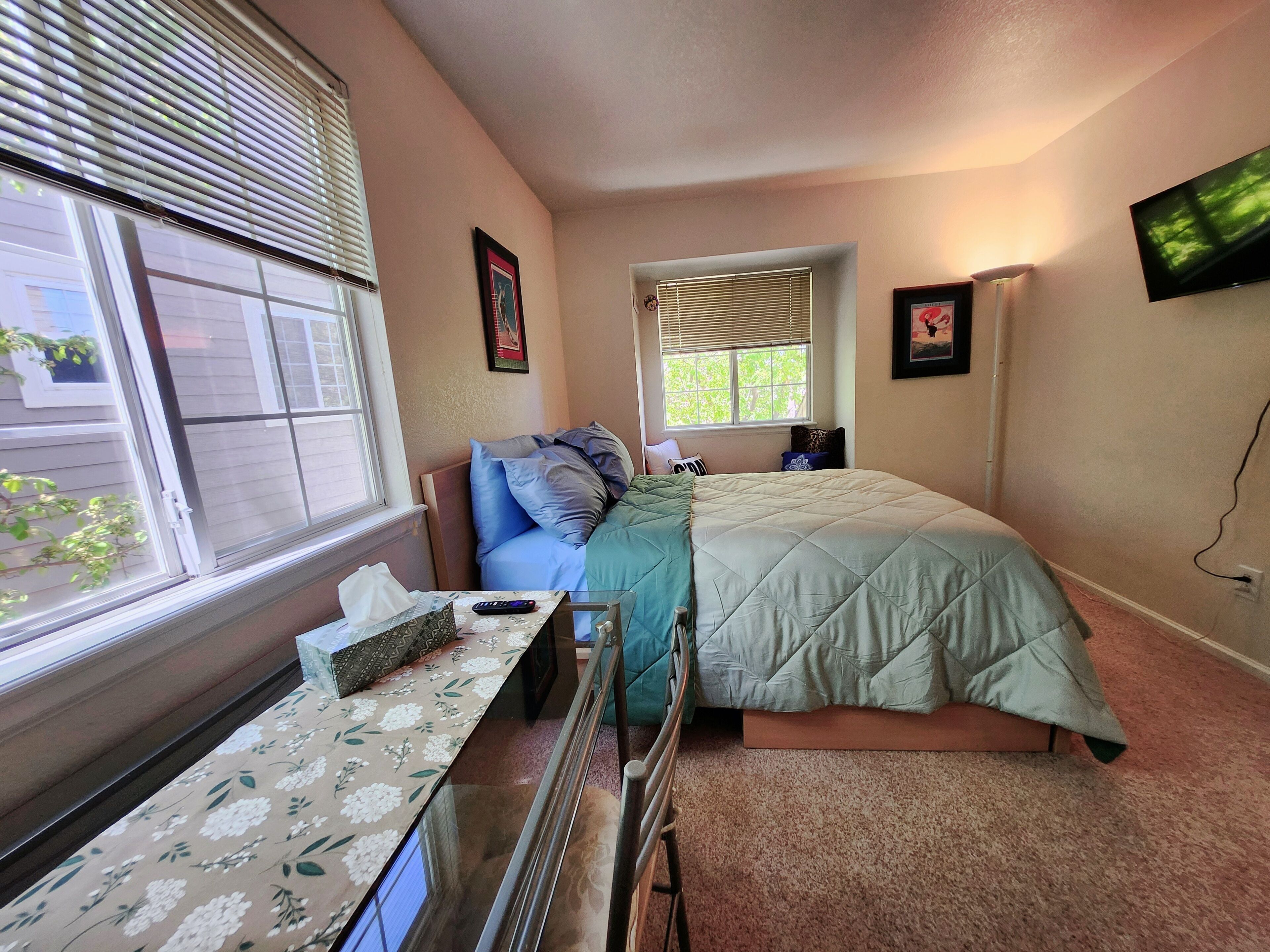 Un dormitorio con dos camas, un escritorio y un televisor.
