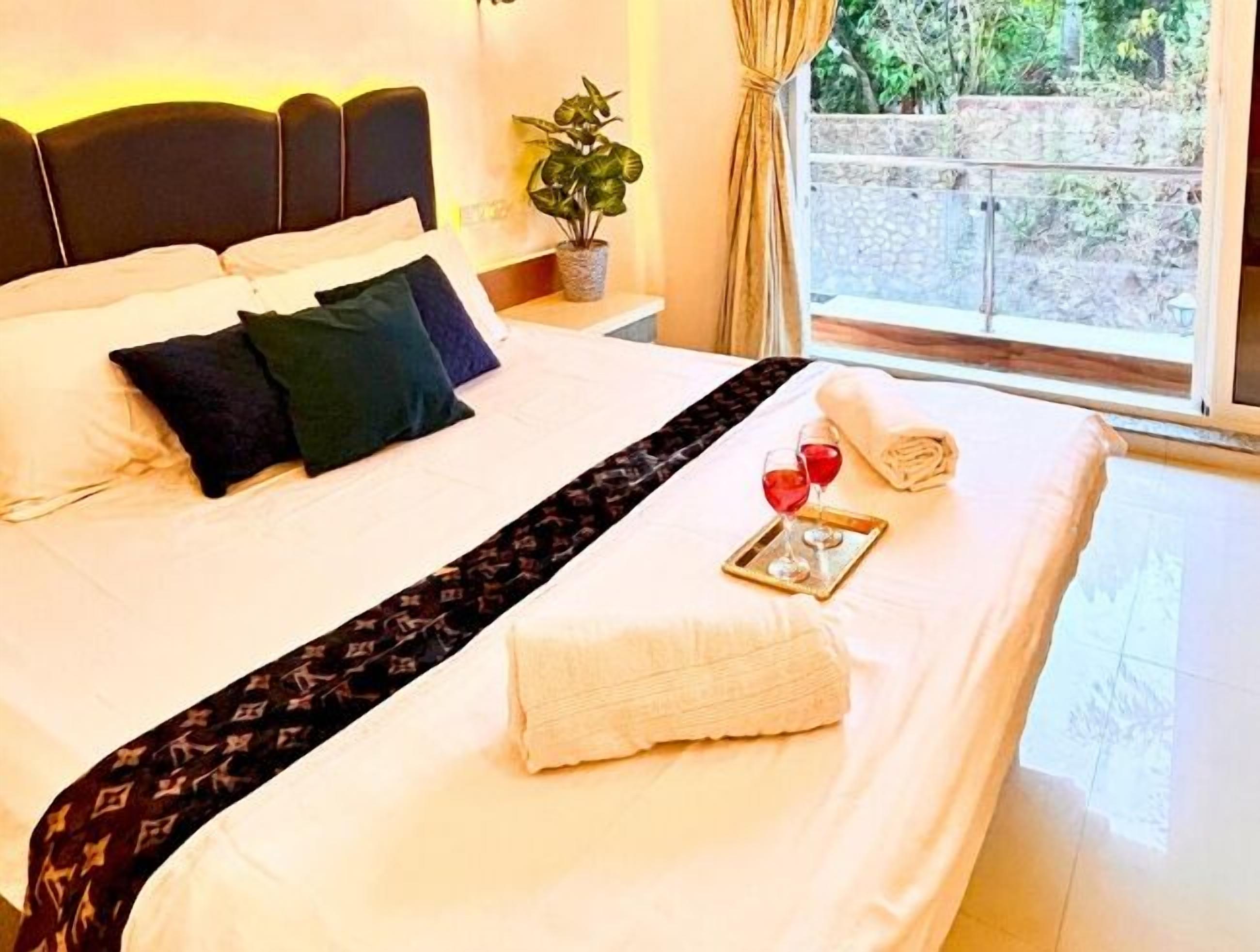 5 bedrooms, WiFi, bed sheets