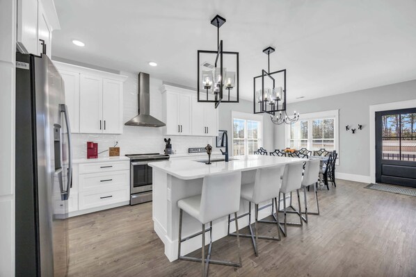 Kylskåp, mikrovågsugn, ugn och spishäll