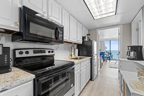 Kjøleskap, mikrobølgeovn, ovn og kokeplater