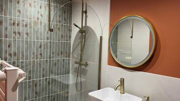 Shower, jetted tub, hair dryer, towels