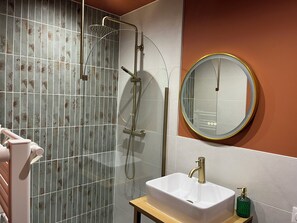 Shower, jetted tub, hair dryer, towels