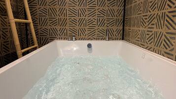 Dusche, Whirlpool, Haartrockner, Handtücher