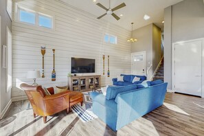 TV, lettore DVD, tavolo da ping pong