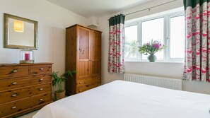3 slaapkamers, een strijkplank/strijkijzer, reisbedje, gratis wifi