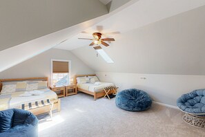3 bedrooms, iron/ironing board, internet, bed sheets
