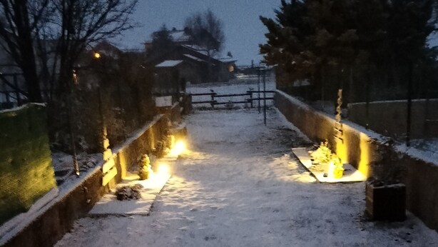 A snow-covered pathway leading to a building with illuminated lights. - Semi-detached house, 3* 5 beds, 2 bedrooms garage parking, enclosed garden, WIFI (Bolquère)