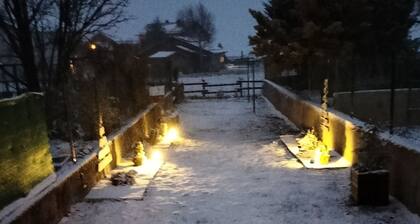 Semi-detached house, 3* 5 beds, 2 bedrooms garage parking, enclosed garden, WIFI