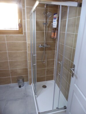 Dusche, Haartrockner, Seife, Toilettenpapier
