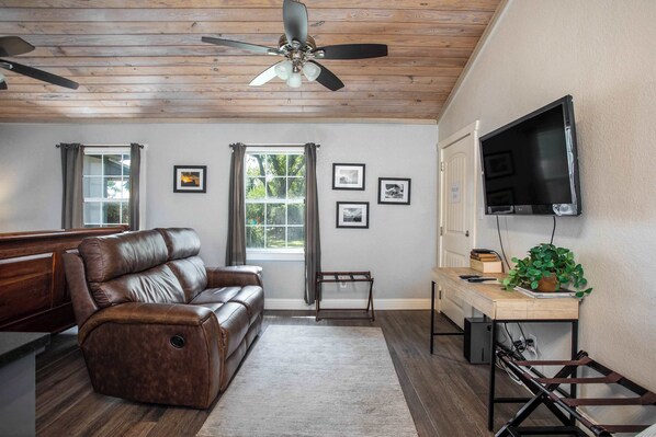 TV, offices - Tiled Shower, Walk to Main, Kitchenette, Smart TV (Fredericksburg)