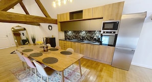 Fridge, microwave, oven, stovetop - The Bon'Appart in the heart of Saumur (Saumur)