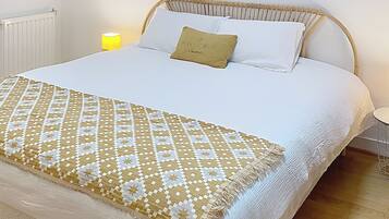 3 slaapkamers, een strijkplank/strijkijzer, reisbedje, gratis wifi