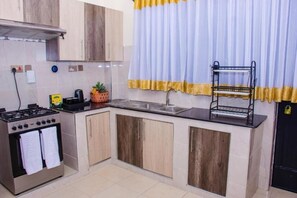 Réfrigérateur, un four, surface de cuisson, bouilloire électrique