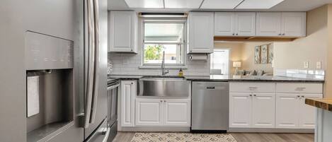 Refrigerador, microondas, horno, placa de cocina