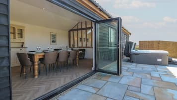 Cottage | Outdoor dining