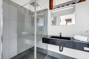 Shower, towels