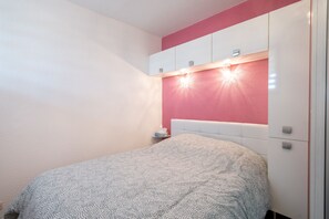 1 chambre, fer et planche à repasser, Wi-Fi gratuit, draps fournis