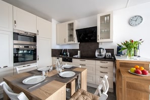 Kühlschrank, Mikrowelle, Ofen, Geschirrspüler