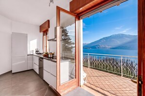 Een moderne keuken met uitzicht op een berg en een meer.