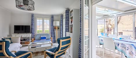 TV, DVD-spiller og stereoanlegg