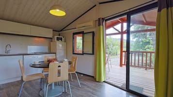 Een koelkast, een microgolfoven, een vaatwasser