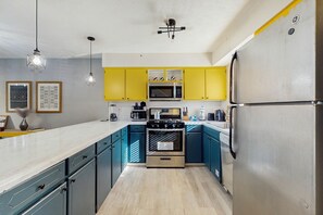 Kühlschrank, Mikrowelle, Ofen, Herdplatte