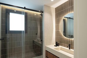 Villa, Pool View | Bathroom | Shower, rainfall showerhead, free toiletries, hair dryer - Sounio Poseidon Villa (Lavreotiki)