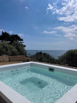 Outdoor spa tub