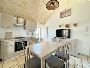 Fridge, oven, coffee/tea maker, high chair