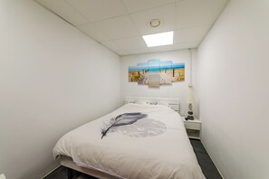 1 chambre, fer et planche à repasser, lit de bébé portatif
