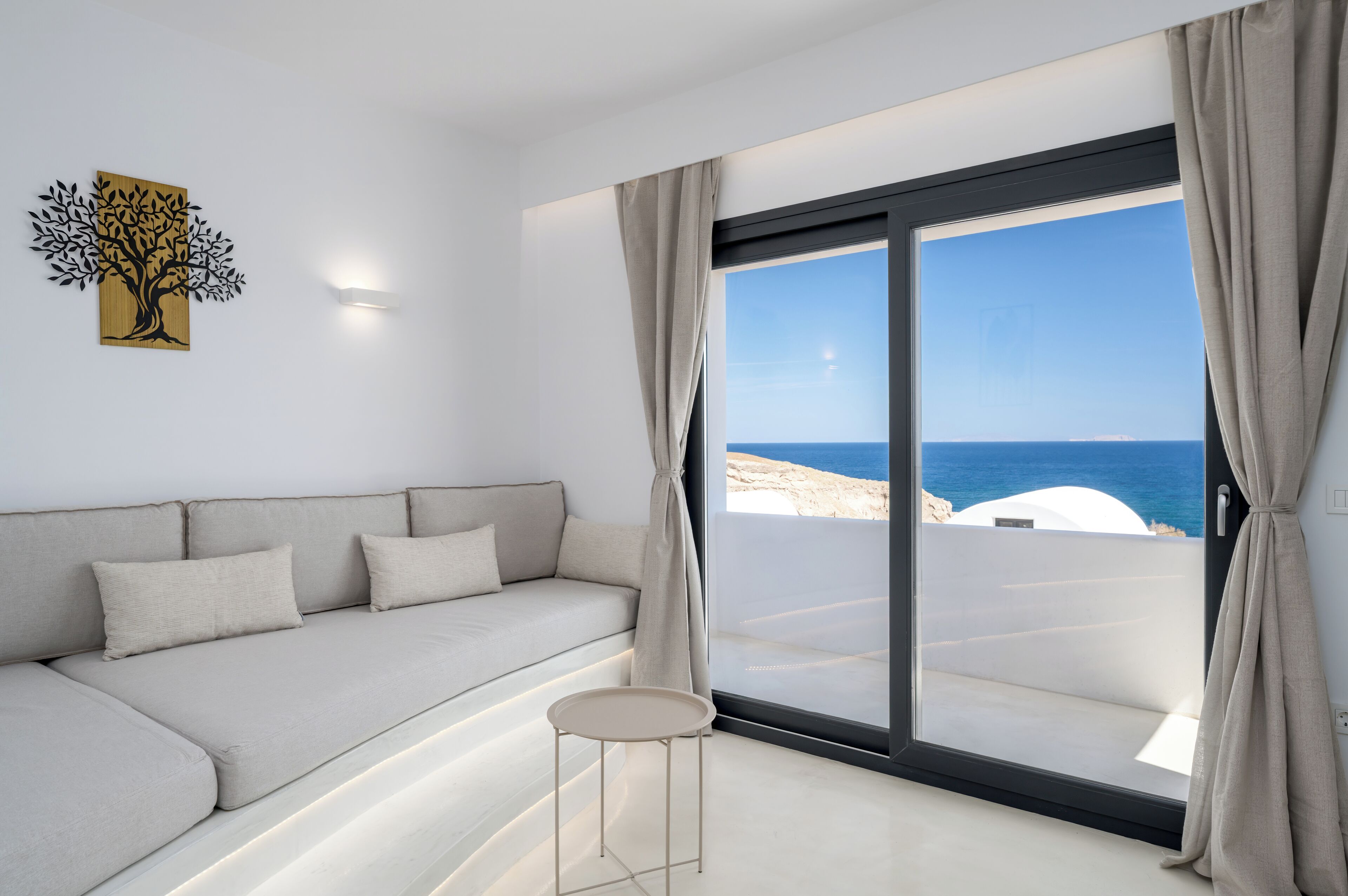 Vila superluxo, vista para o mar | Sala de estar | Smart TV 50 polegadas com canais via satélite, lareira