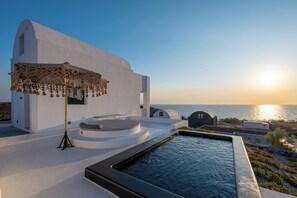 6 outdoor pools, pool umbrellas, sun loungers - San Nectar Luxury Villas (Santorini)