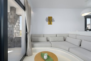Luxury-Villa, Meerblick | Wohnzimmer | 50-Zoll-Smart-TV mit Satellitenempfang, Kamin
