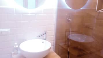 Douche, sĂšche-cheveux, serviettes fournies, savon
