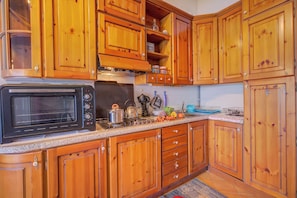 Réfrigérateur, four, plaque de cuisson, cafetière/bouilloire