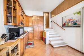 Wasserkocher mit Kaffee-/Teezubehör, Kühlschrank, Ofen, Herdplatte