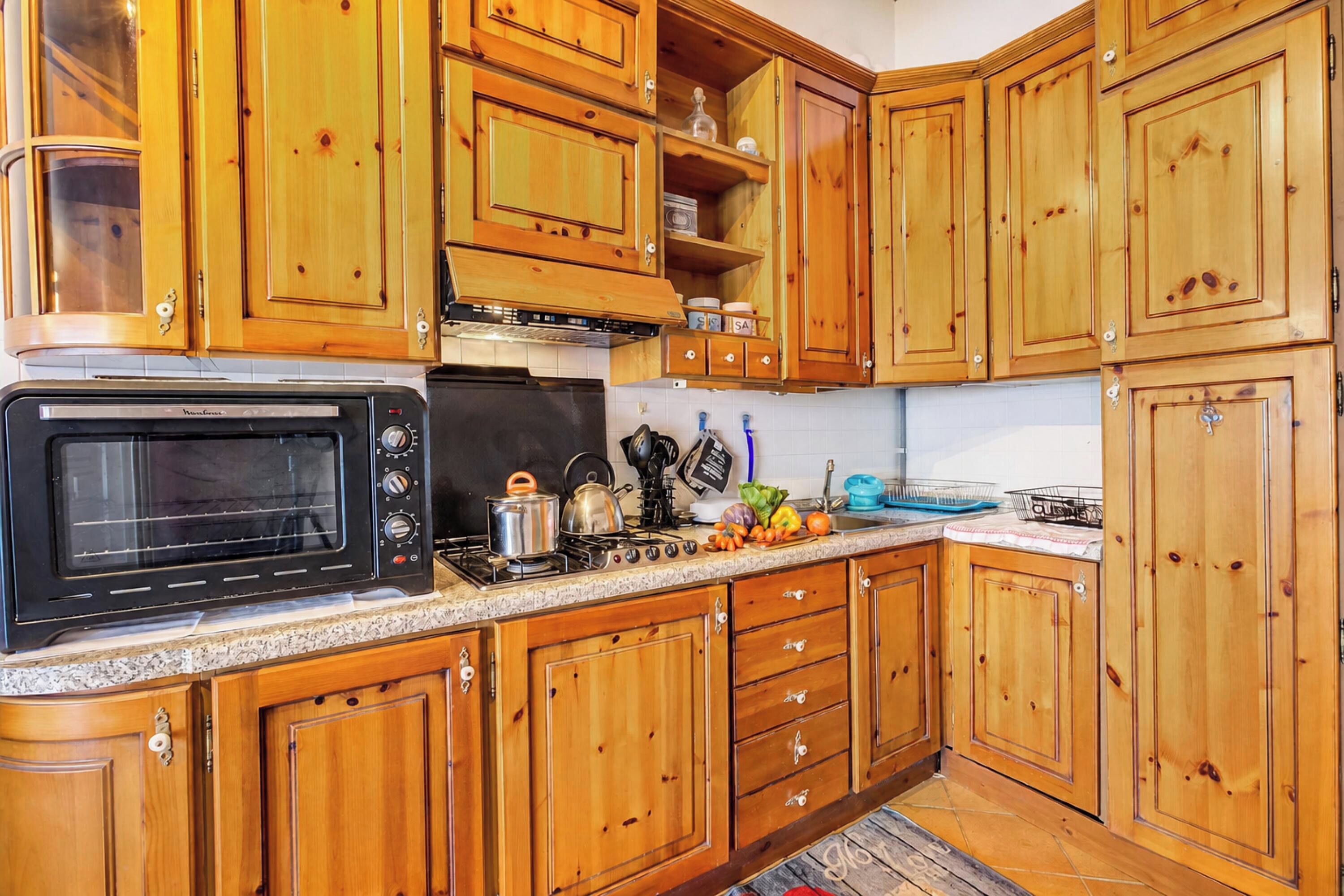 Coffee/tea maker, fridge, oven, stovetop
