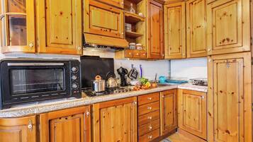 Coffee/tea maker, fridge, oven, stovetop